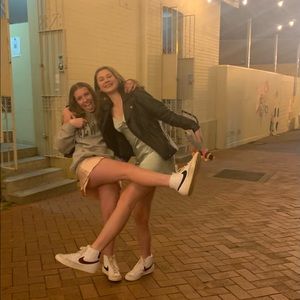 Meet your Posher, Phoebe